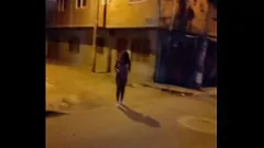 Oynat Avrupa sarışın Andrea Ortiz, halka açık handjob ve derin boğazda becerdin