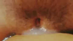 Reproducir Creampie de coño peludo cremoso de la amateur morena