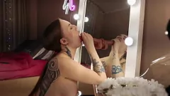 Odtwórz Gorąca tatuowana laska Yunaverse staje się mokra i dzika z dildo ssaniem