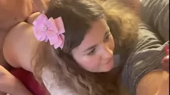 Reproduzir Loira peituda se encarrega em três intensos!