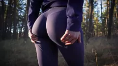 Reproducir Latina Milf en pantalones de yoga se burla de su culo perfecto al aire libre