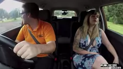 Reproduzir Tattooed Milf's Wild Car foda -se com o instrutor de peitos grandes